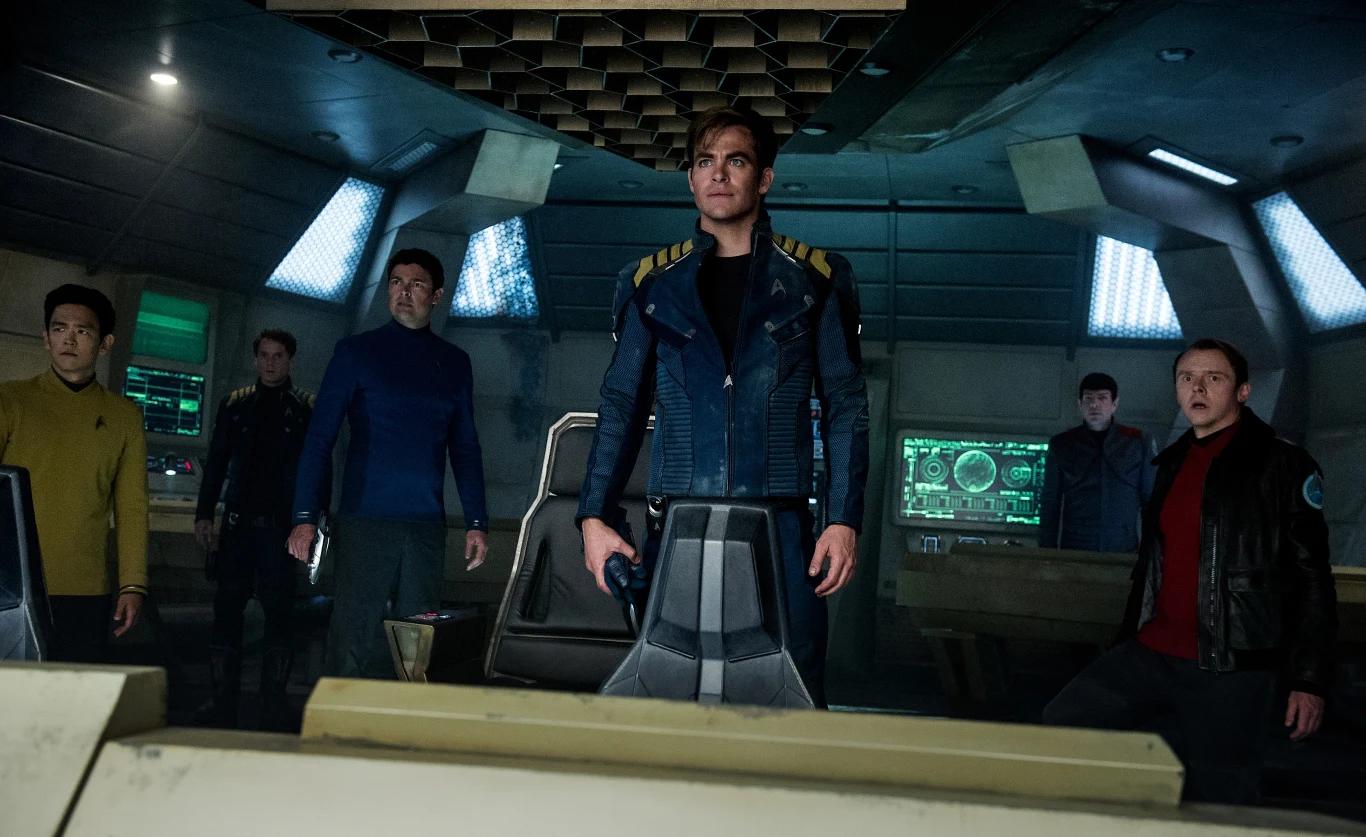 Jon Cho, Anton Yelchin, Karl Urban, Chris Pine, Zachary Quinto i Simon Pegg w scenie z filmu "Star Trek: W nieznane"