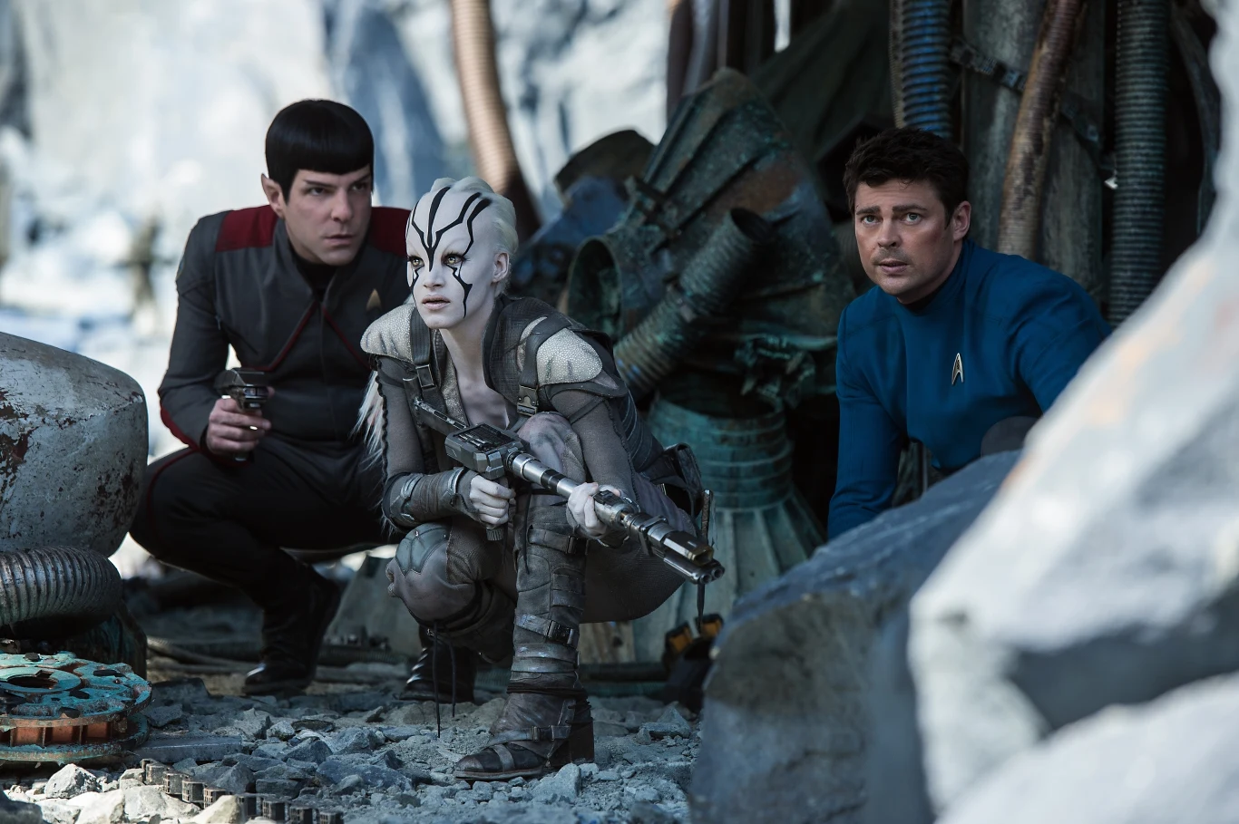 Zachary Quinto, Sofia Boutella i Karl Urban w scenie z filmu "Star Trek: W nieznane"