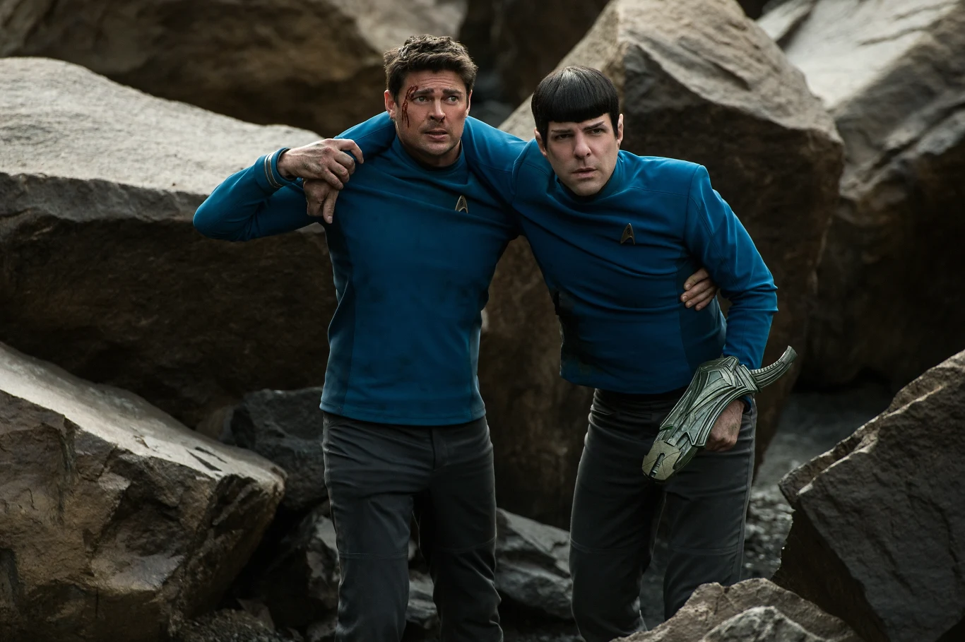 Karl Urban i Zachary Quinto w scenie z filmu "Star Trek: W nieznane"