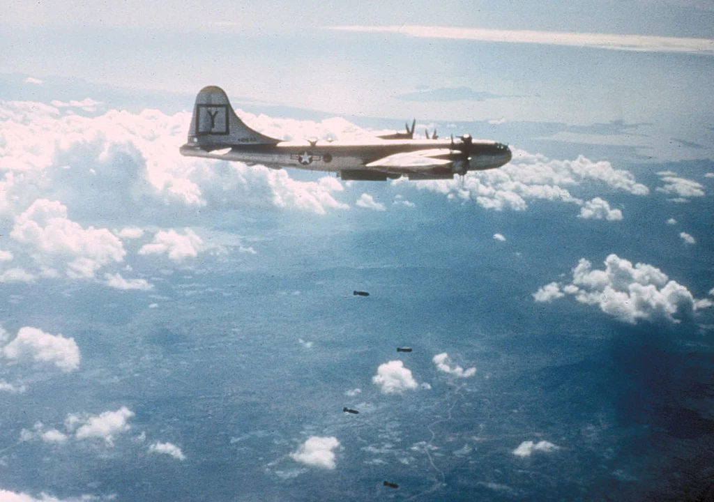 B-29 z 307th Bomb Group bombarduje cele podczas wojny w Korei