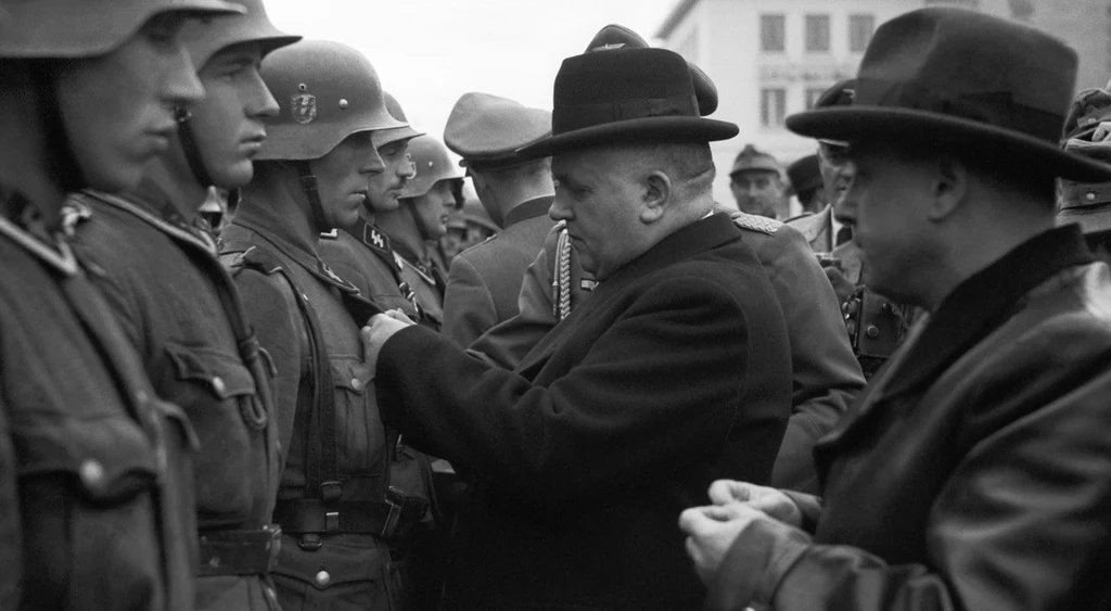 Ksiądz Tiso odznacza żołnierzy Waffen-SS