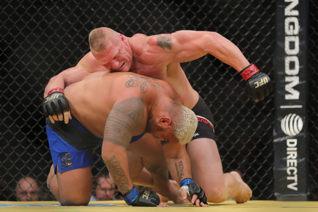 Brock Lesnar (u góry) w walce z Markiem Huntem