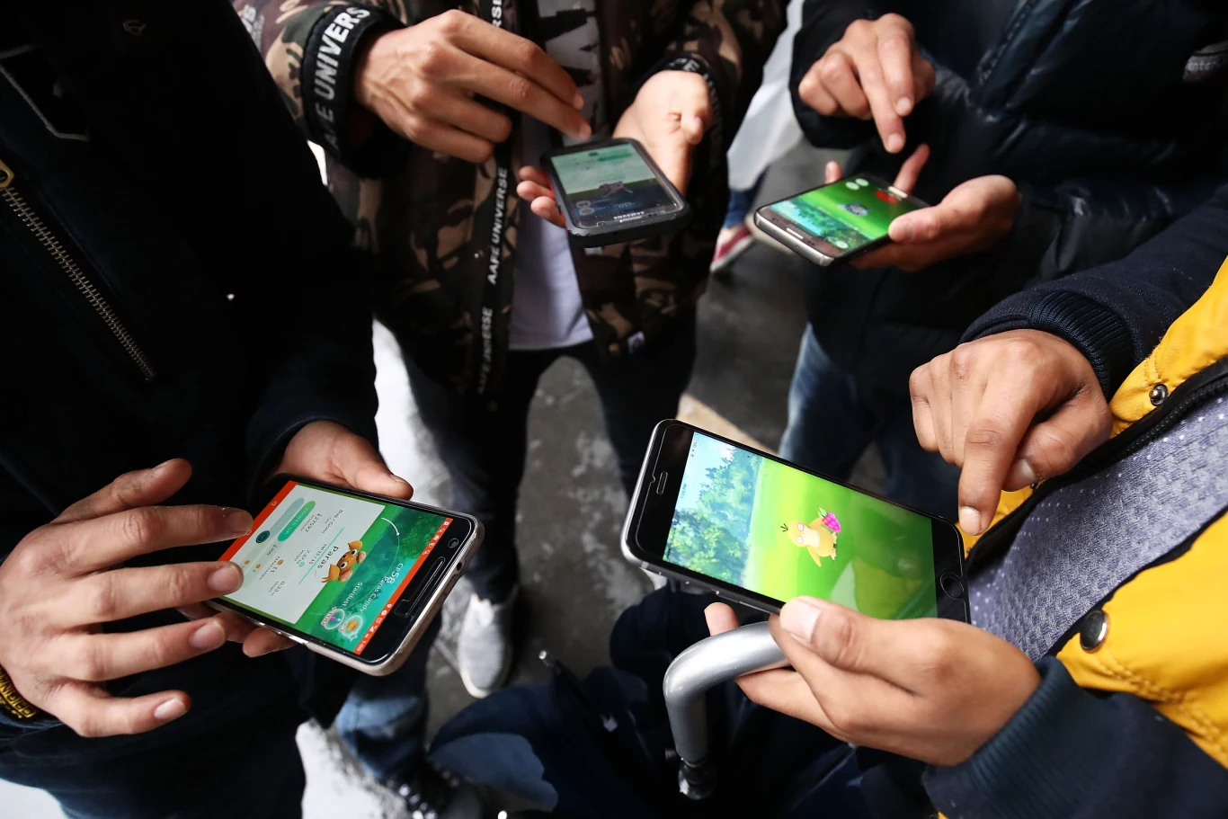 Poszukiwania Pokemonów przed budynkiem opery w Sydney