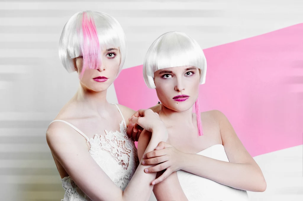 Modelki: Alicja Sułek i Sabina Tobiasz; włosy: Bogusława, Paulina, Agnieszka - Chmiest Academy of Hair Design; wizaż: Anna Warot; stylizacja: Katarzyna Piszczek; zdjęcia: Małgorzata Brylla Modelki: Alicja Sułek i Sabina Tobiasz; włosy: Bogusława, Paulina, Agnieszka - Chmiest Academy of Hair Design; wizaż: Anna Warot; stylizacja: Katarzyna Piszczek; zdjęcia: Małgorzata Brylla