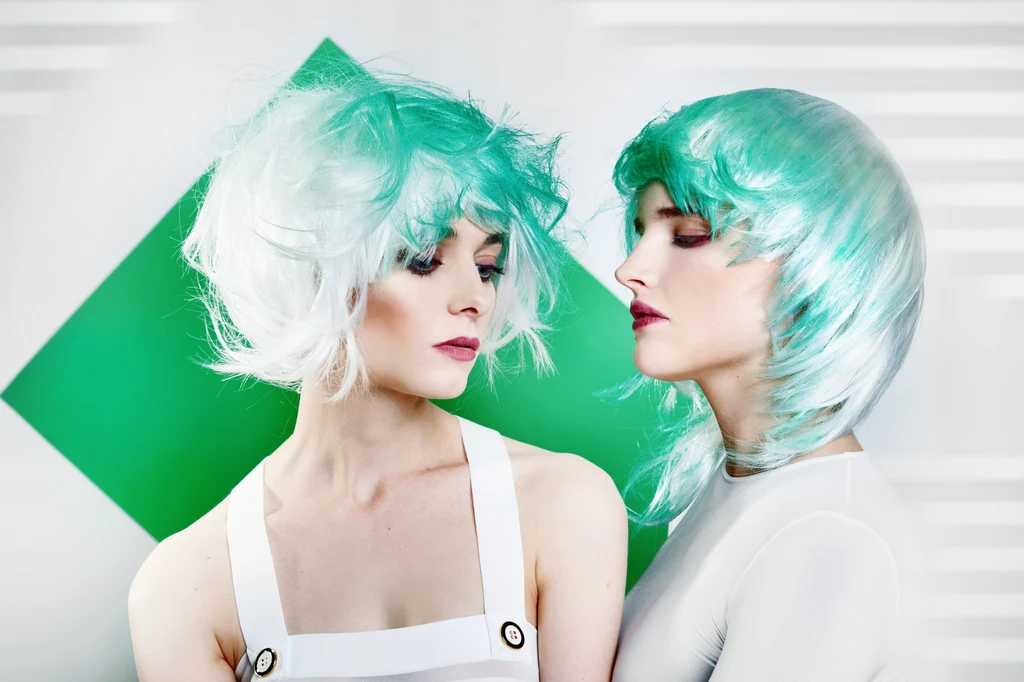 Modelki: Alicja Sułek i Sabina Tobiasz; włosy: Bogusława, Paulina, Agnieszka - Chmiest Academy of Hair Design; wizaż: Anna Warot; stylizacja: Katarzyna Piszczek; zdjęcia: Małgorzata Brylla Modelki: Alicja Sułek i Sabina Tobiasz; włosy: Bogusława, Paulina, Agnieszka - Chmiest Academy of Hair Design; wizaż: Anna Warot; stylizacja: Katarzyna Piszczek; zdjęcia: Małgorzata Brylla