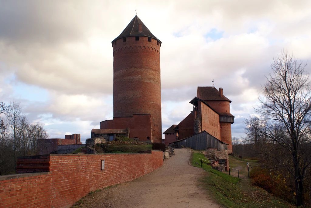 Zamek w Sigulda, niedaleko Rygi