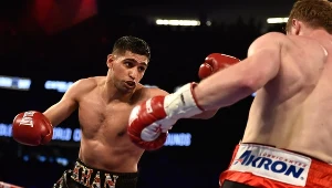 Amir Khan (z lewej) w walce z "Canelo" Alvarezem