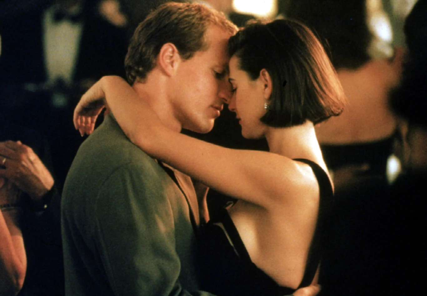 Rok później zagrał u boku Roberta Redforda i Demi Moore w „Niemoralnej propozycji”. Mimo popularności wśród widzów obraz został zmiażdżony przez krytykę, a Harrelson otrzymał Złotą Malinę dla najgorszego aktora drugoplanowego.

 