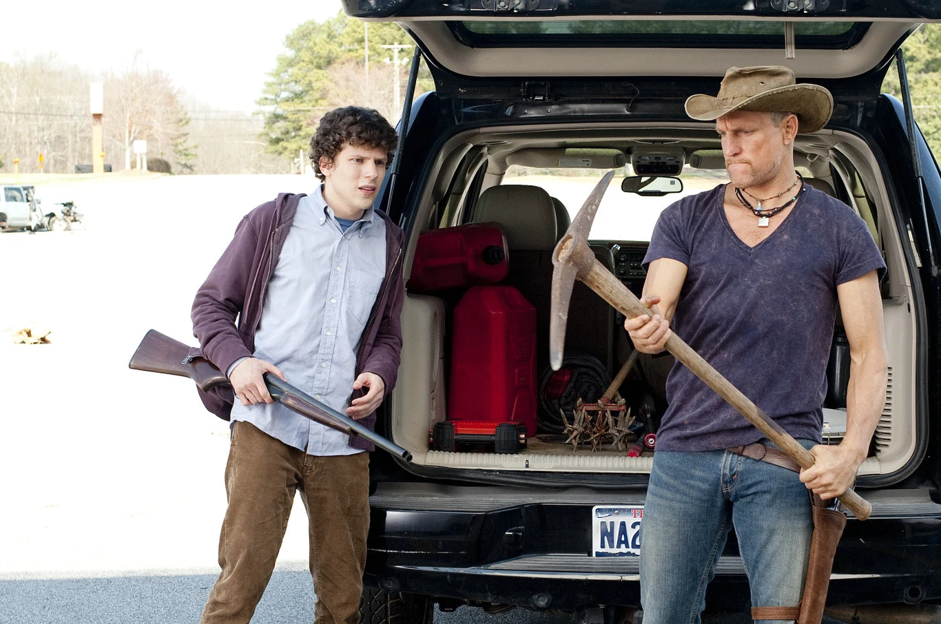 W 2009 roku mogliśmy go oglądać w trzech, zupełnie niepodobnych do siebie filmach. Wystąpił w niezwykle popularnej komedii "Zombieland", która wkrótce doczeka się kontynuacji i ma ogromną rzeszę fanów na całym świecie, a także błogosławieństwo od krytyki.

Pojawił się również w takim koszmarku, jak "2012", gdzie przewidział, że świat się skończy. Największą sensację i zachwyt wzbudził jednak jego występ w dramacie "W imieniu armii", który przyniósł mu drugą nominację do Oscara.

 