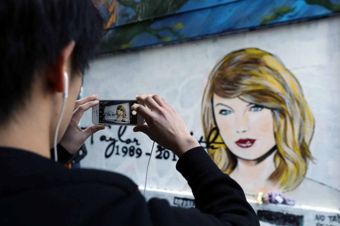 Australijski artysta uliczny postanowił na swoim muralu uśmiercić Taylor Swift