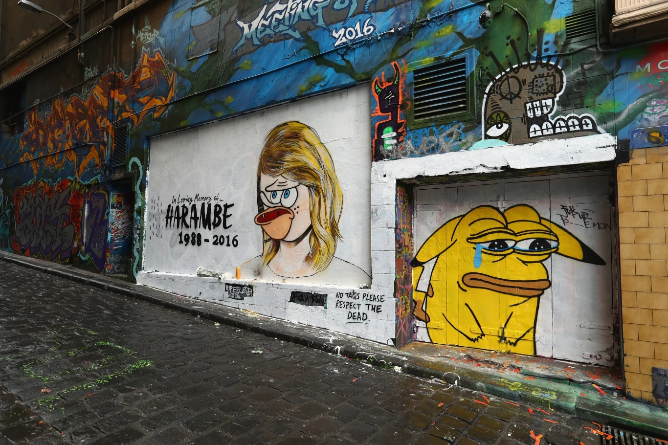 Dzień po powstaniu muralu, nieznana osoba przemalowała twarz Taylor Swift na jaskiniową wersję Spongeboba Kanciastoportego