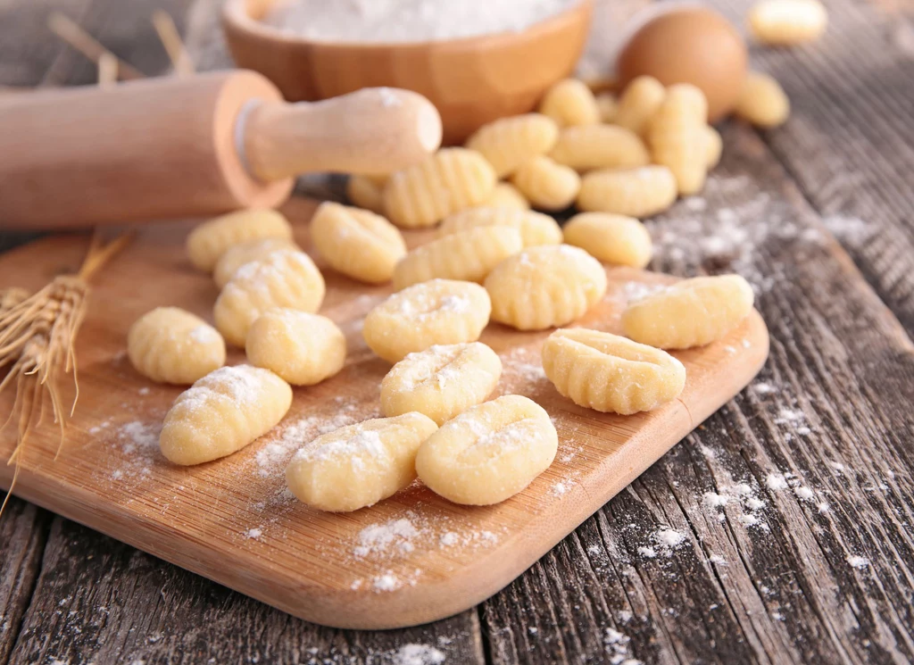 Gnocchi – włoskie kluski, robione z ziemniaków, warzywnego piure i różnych rodzajów mąki