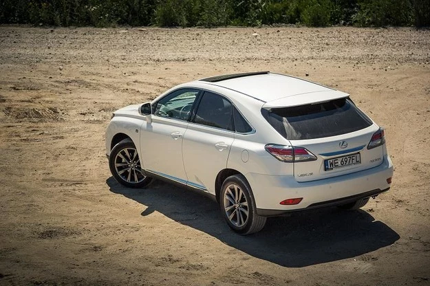 Lexus RX trzeciej generacji - uznany za najlepszego, dużego SUVa