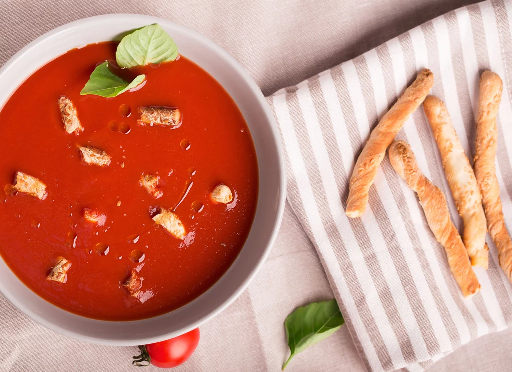 Chłodniki inspirowane kuchnią śródziemnomorską, np. gazpacho, możemy podawać z paluszkami grissini lub krakersami.