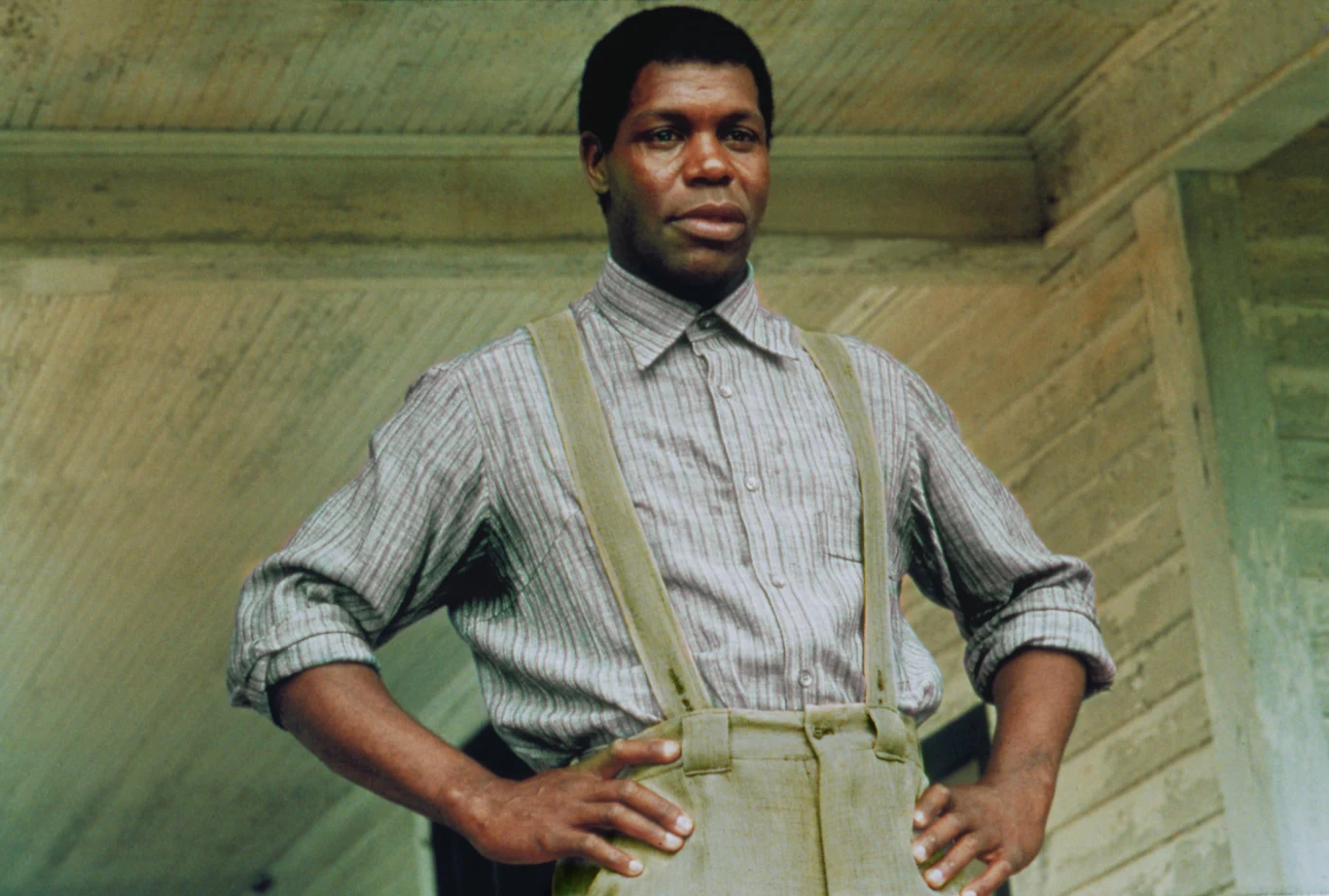 Danny Glover, amerykański aktor najbardziej znany z roli Rogera Murtaugha w kultowej serii "Zabójcza broń", obchodzi w piątek, 22 lipca 2016, 70. urodziny.

Jego ekranowym debiutem był występ w sensacyjnej "Ucieczce z Alcatraz" Dona Siegela (1979), jednak na pierwszą dużą rolę musiał poczekać dopiero do 1985 roku, kiedy zagrał w głośnym "Kolorze purpury" Stevena Spielberga. Wcielił się tam w postać męża bohaterki granej przez Whoopi Goldberg.