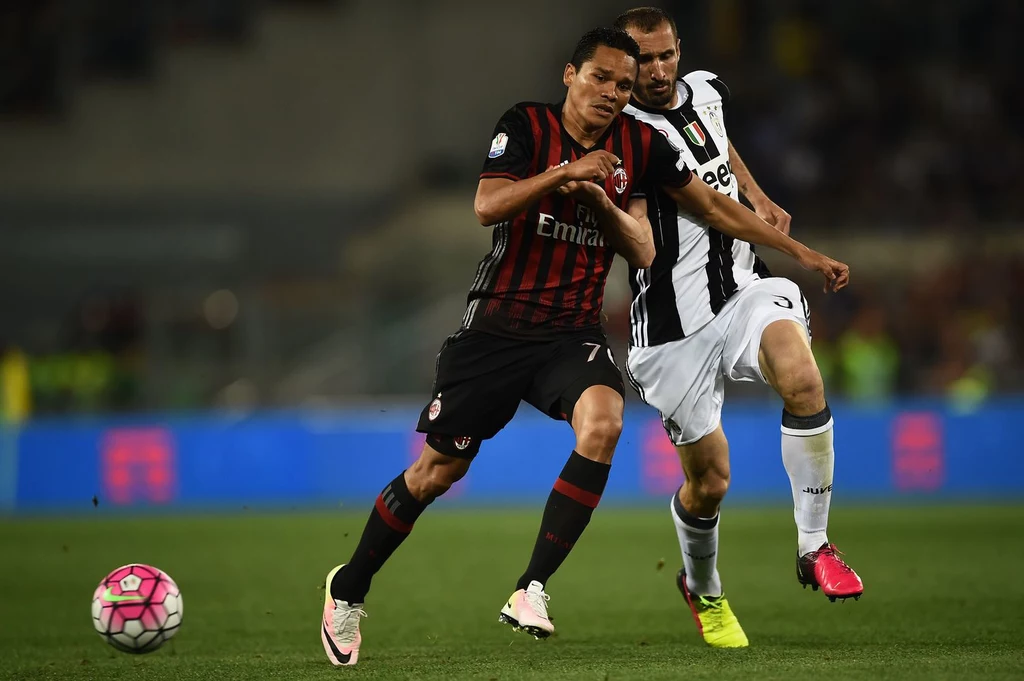 Carlos Bacca (z lewej) podczas spotkania z Juventusem Turyn