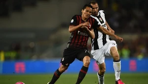 Carlos Bacca (z lewej) podczas spotkania z Juventusem Turyn