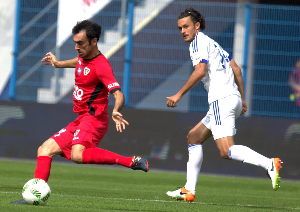 Zawodnik Piasta Gliwice Gerard Badia (L) i Tomislav Bożić (P) z Wisły Płock