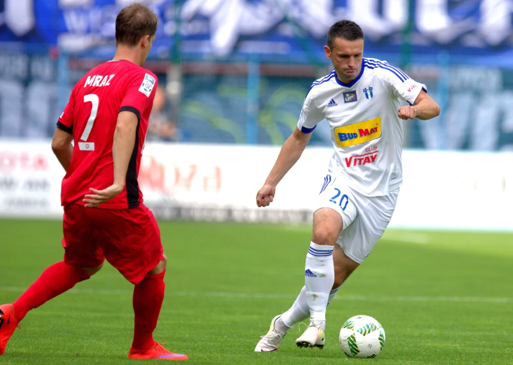 Zawodnik Piasta Gliwice Patrik Mraz (L) i Cezary Stefańczyk (P) z Wisły Płock