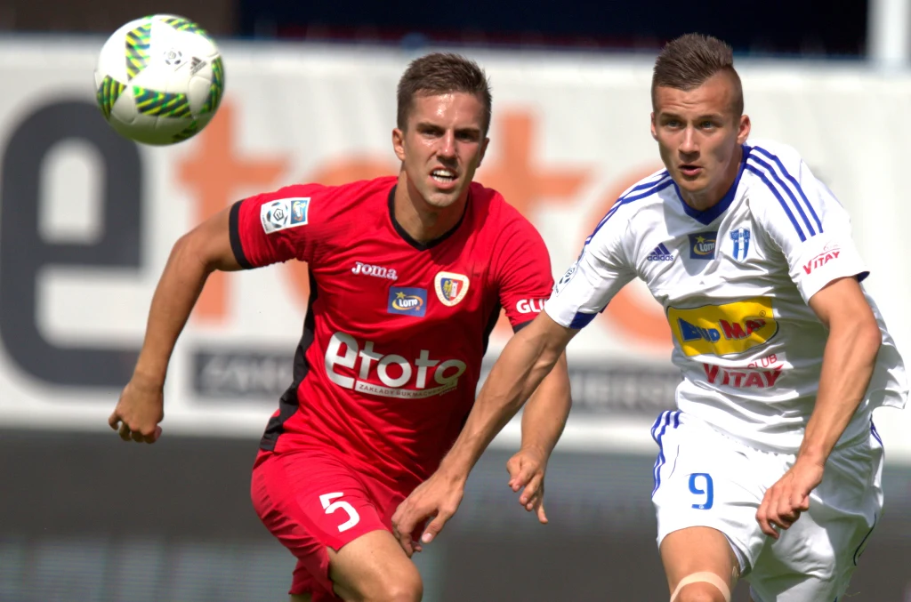 Zawodnik Piasta Gliwice Marcin Pietrowski (L) i Arkadiusz Reca (P) z Wisły Płock