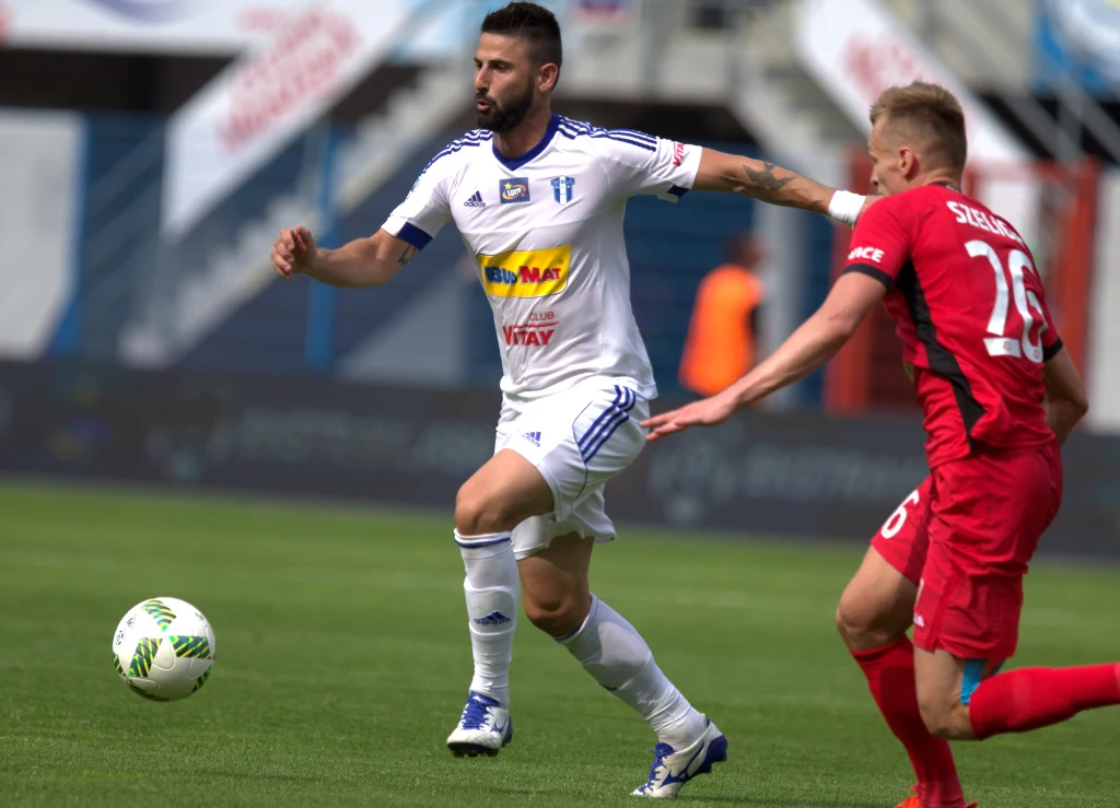 Zawodnik Piasta Gliwice Bartosz Szeliga (P) i Dimityr Iliiew 