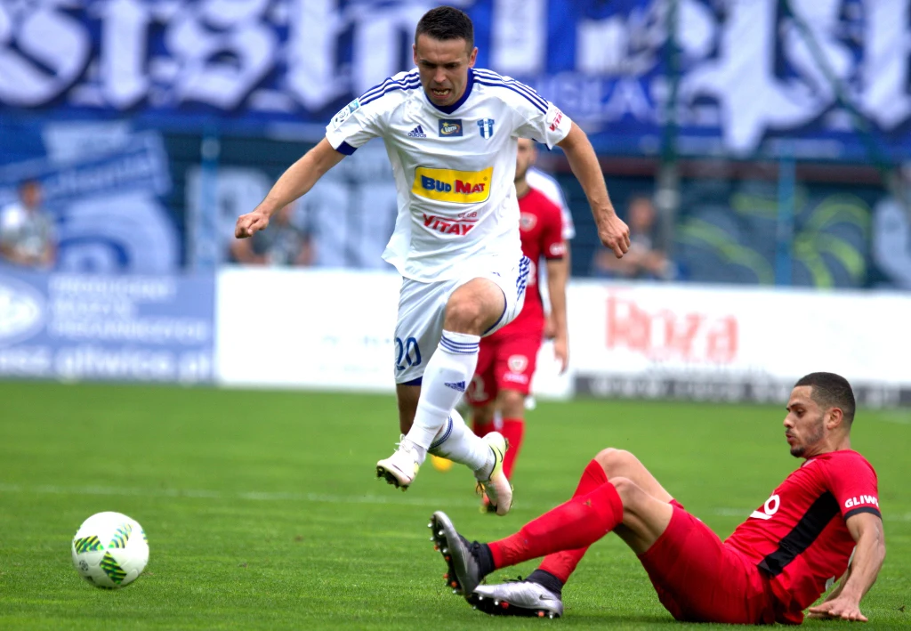 Zawodnik Piasta Gliwice Herbert (P) i Cezary Stefańczyk (L) z Wisły Płock 