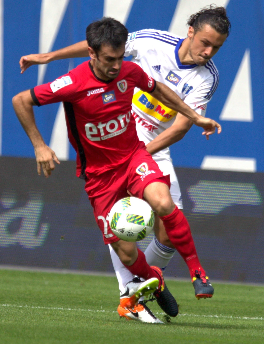 Zawodnik Piasta Gliwice Gerard Badia (z przodu) i Tomislav Bożić z Wisły Płock