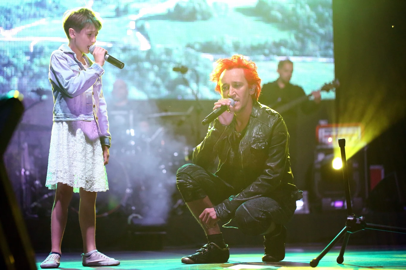 W utworze "Krzyk" w duecie z Michałem Wiśniewskim zaśpiewała jego córka Etiennette.