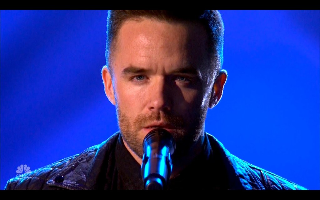 Brian Justin Crum w trakcie wykonywania utworu "Creep"