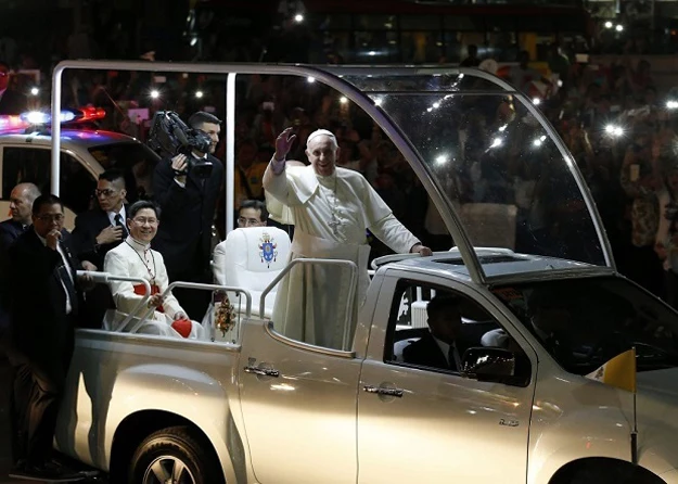 Papież Franciszek w Isuzu D-Max