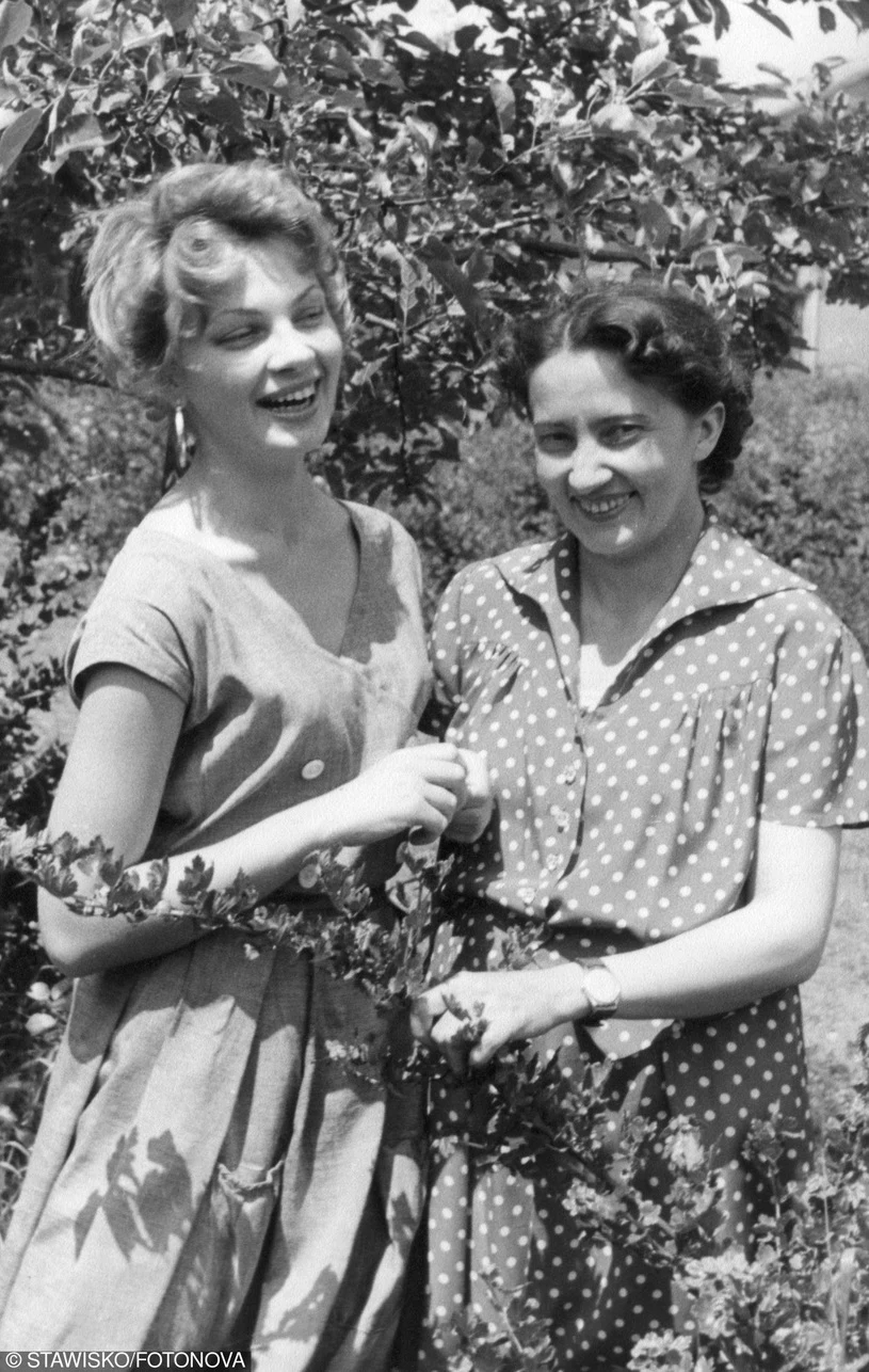 Dla rodziny była Haneczką. Jako Anna Ewa Krzyżewska figurowała tylko w dokumentach. Urodziła się 7 lutego 1939 r. w Warszawie. Rodzice: poeta i radiowiec Juliusz Walerian Krzyżewski i Maria Stanisława z Piotrowskich. Do chrztu trzymali ją Ewelina Krzyżewska, żona jej stryja Bohdana, i zaprzyjaźniony z Juliuszem Jeremi Przybora. Rodzina mieszkała przy ul. Podchorążych 87, później w Międzylesiu. Przyjaźnili się z Anną i Jarosławem Iwaszkiewiczami, często gościli u nich w Stawisku. W 1940 r. wyjechali do Chrzanowa i zamieszkali u matki Marii.

Na zdjęciu - Ewa Krzyżewska z mamą. 