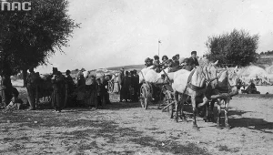 Prawdopodobnie grupa żydowskich uchodźców. W centrum kadru widoczny austro-węgierski żołnierz. Fotografia wykonana najprawdopodobniej w trakcie I wojny światowej