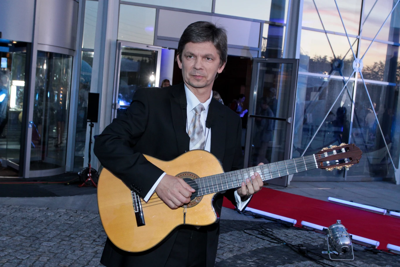 Wokalistą i autorem polskich przekładów tekstów w zespole dylan.pl jest Filip Łobodziński Wokalistą i autorem polskich przekładów tekstów w zespole dylan.pl jest Filip Łobodziński