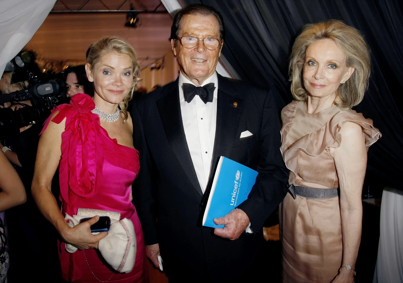 Roger Moore z żoną i córką Roger Moore z żoną i córką