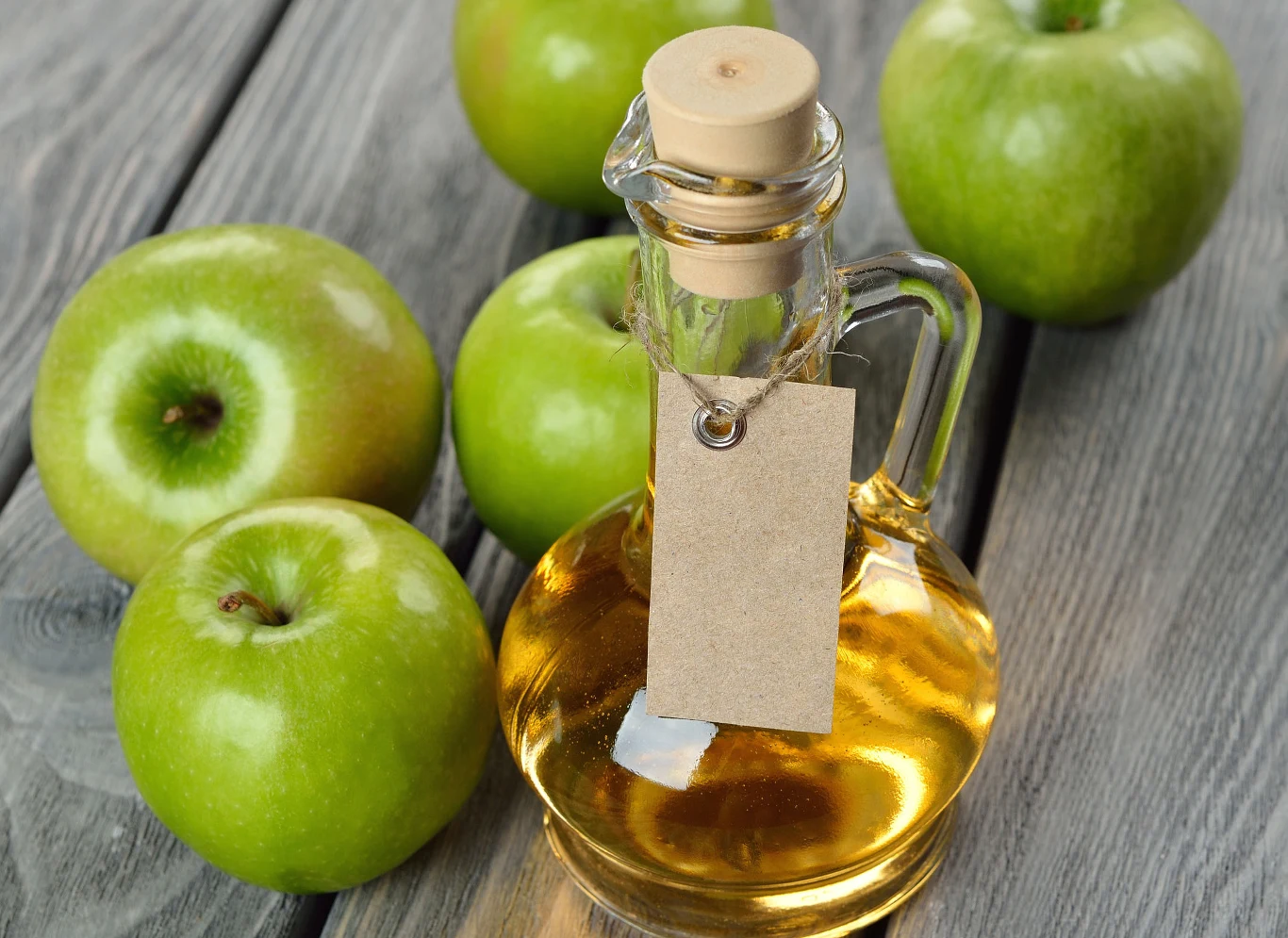 Ocet jabłkowy może okazać się skuteczny przy popękanych naczynkach na twarzy. Można go stosować jako tonik 