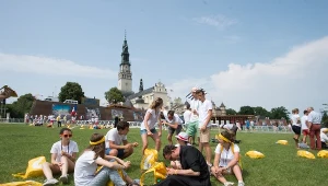 Pielgrzymi na Jasnogórskich Błoniach w Częstochowie