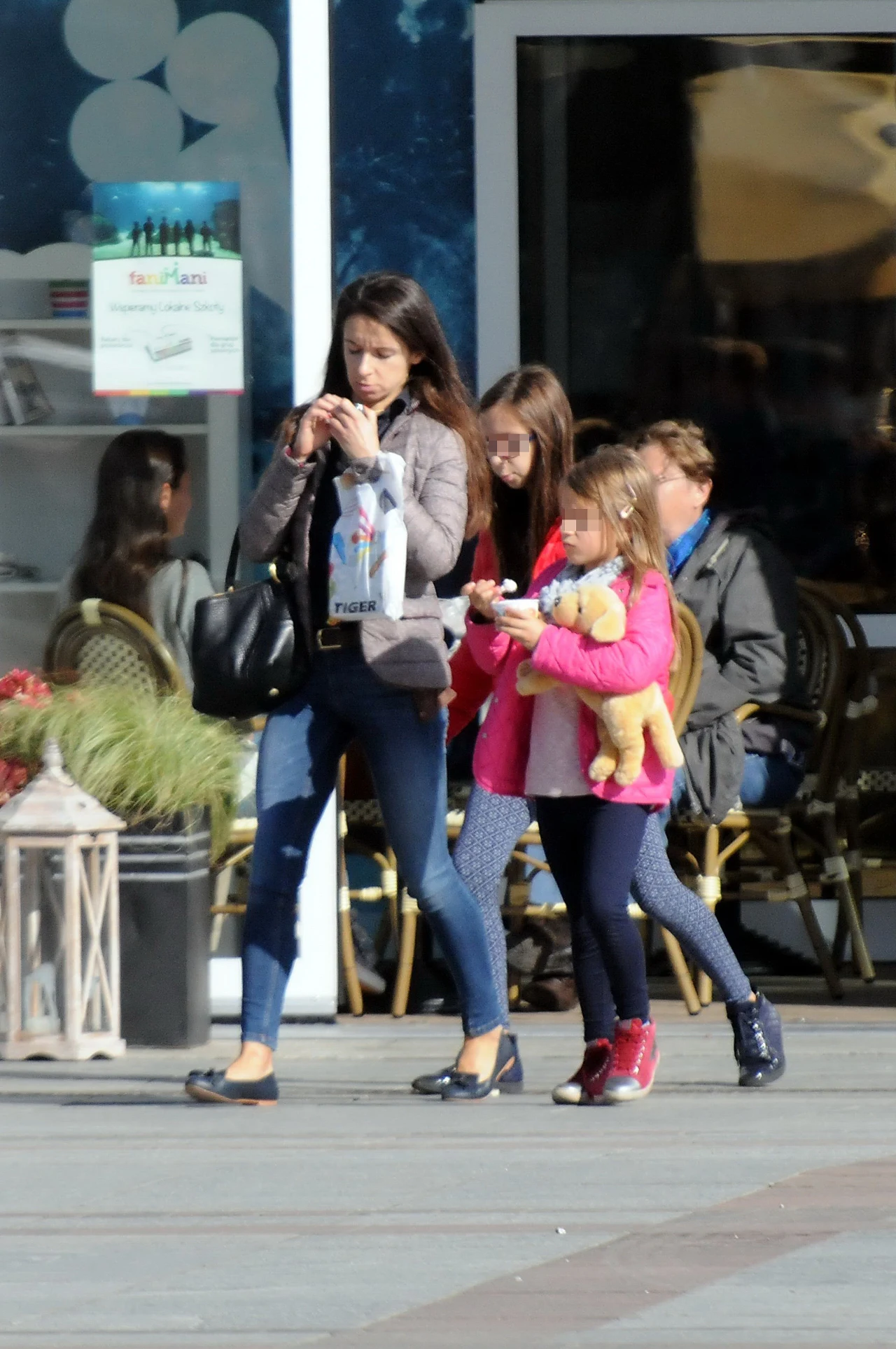 Marta z córkami  Marta z córkami