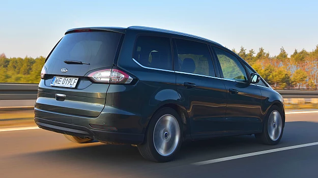 Ford Galaxy AWD prowadzi się bardzo stabilnie. Nad poczynaniami kierowcy może czuwać cała armia aktywnych systemów bezpieczeństwa.