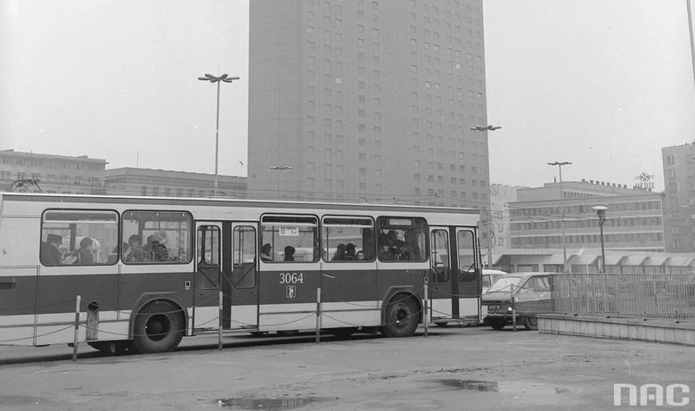 Jelcz Berliet PR100 na skrzyżowania ulicy Marszałkowskiej i Alei Jerozolimskich w Warszawie