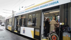 Papież Franciszek w tramwaju z osobami chorymi i niepełnosprawnymi