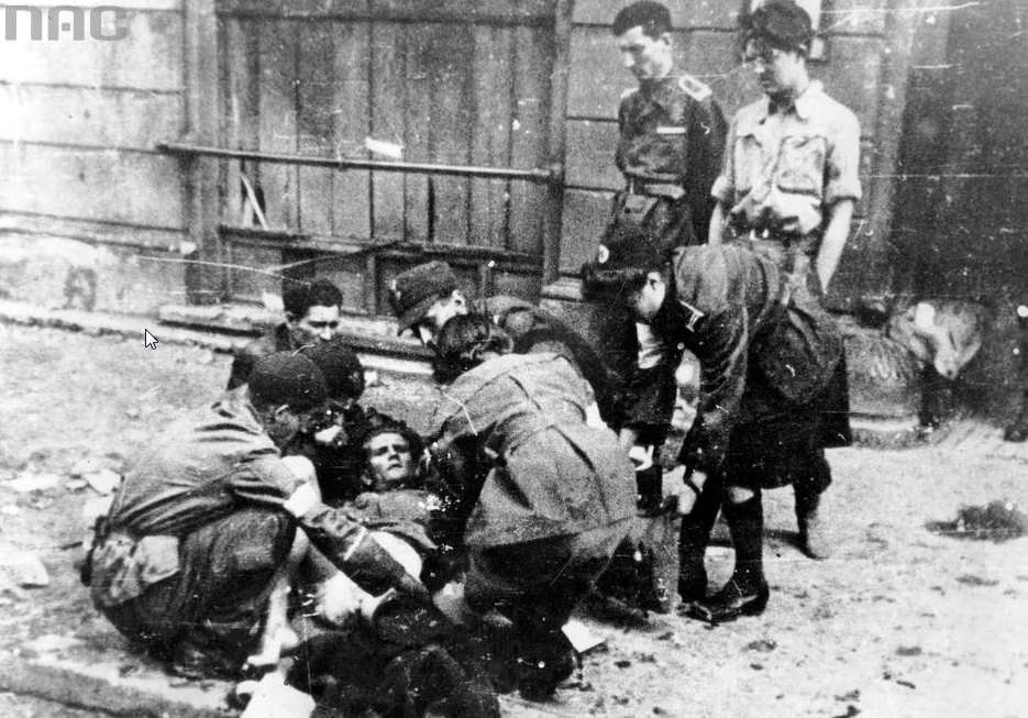 Udzielanie pomocy rannemu w powstaniu warszawskim