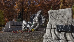 Cmentarz Powstańców Warszawy i ludności cywilnej poległej i pomordowanej w czasie powstania warszawskiego (fot. Wojciech Kryński)