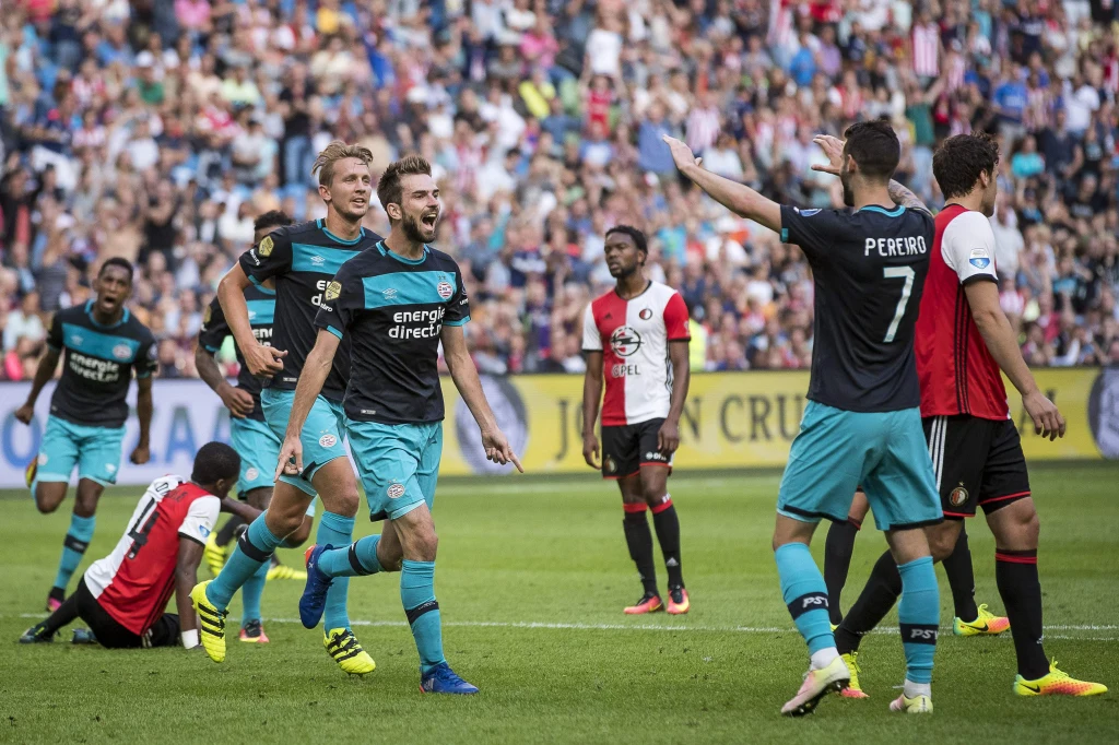 Davy Proepper (w środku) cieszy się ze strzelonego gola Davy Proepper (w środku) cieszy się ze strzelonego gola