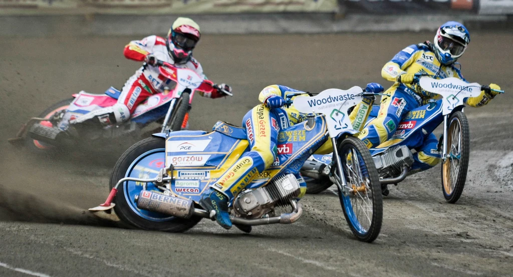 Zawodnicy Stali Gorzów Bartosz Zmarzlik (C) i Adrian Cyfer (kask niebieski) oraz Adrian Gała (kask żółty) z Betardu Sparty Wrocław Zawodnicy Stali Gorzów Bartosz Zmarzlik (C) i Adrian Cyfer (kask niebieski) oraz Adrian Gała (kask żółty) z Betardu Sparty Wrocław