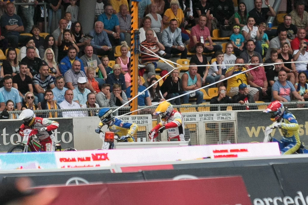 Zawodnicy Stali Gorzów zaplątany w taśmę startową Matej Zagar (kask niebieski) i Przemysław Pawlicki (kask czerwony) oraz Tomasz Jędrzejak (kask biały) i Maciej Janowski (kask żółty) z Betardu Sparty Wrocław Zawodnicy Stali Gorzów zaplątany w taśmę startową Matej Zagar (kask niebieski) i Przemysław Pawlicki (kask czerwony) oraz Tomasz Jędrzejak (kask biały) i Maciej Janowski (kask żółty) z Betardu Sparty Wrocław