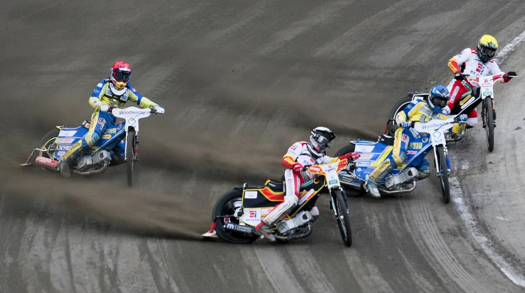 Zawodnicy Stali Gorzów Przemysław Pawlicki (kask czerwony) i Matej Zagar (kask niebieski) oraz Szymon Woźniak (kask biały) i Tai Woffinden (kask żółty) z Betardu Sparty Wrocław Zawodnicy Stali Gorzów Przemysław Pawlicki (kask czerwony) i Matej Zagar (kask niebieski) oraz Szymon Woźniak (kask biały) i Tai Woffinden (kask żółty) z Betardu Sparty Wrocław