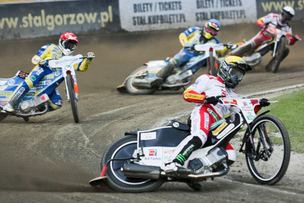 Zawodnicy Stali Gorzów Niels Kristian Iversen (kask czerwony) i Michael Jepsen Jensen (kask niebieski) oraz Szymon Woźniak (kask biały) i Tai Woffinden (kask żółty) z Betardu Sparty Wrocław Zawodnicy Stali Gorzów Niels Kristian Iversen (kask czerwony) i Michael Jepsen Jensen (kask niebieski) oraz Szymon Woźniak (kask biały) i Tai Woffinden (kask żółty) z Betardu Sparty Wrocław
