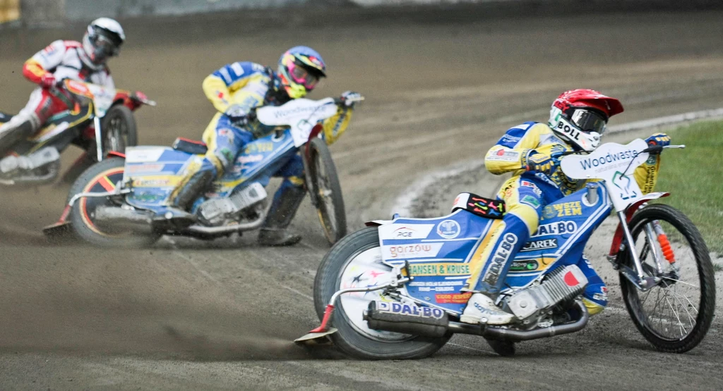 Zawodnicy Stali Gorzów Niels Kristian Iversen (kask czerwony) i Michael Jepsen Jensen (kask niebieski) oraz Tai Woffinden (kask żółty) z Betardu Sparty Wrocław Zawodnicy Stali Gorzów Niels Kristian Iversen (kask czerwony) i Michael Jepsen Jensen (kask niebieski) oraz Tai Woffinden (kask żółty) z Betardu Sparty Wrocław