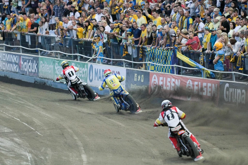 Zawodnik Stali Gorzów Krzysztof Kasprzak (kask czerwony) oraz Szymon Woźniak (kas biały) i Tai Woffinden (kask żółty) z Betardu Sparty Wrocław Zawodnik Stali Gorzów Krzysztof Kasprzak (kask czerwony) oraz Szymon Woźniak (kas biały) i Tai Woffinden (kask żółty) z Betardu Sparty Wrocław