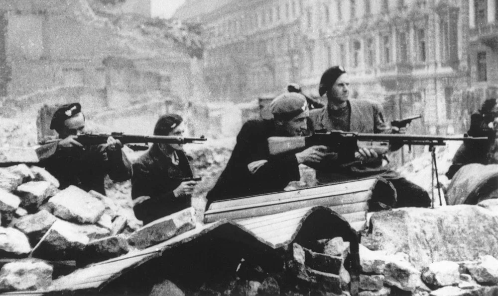 Powstańcy na ulicach Warszawy